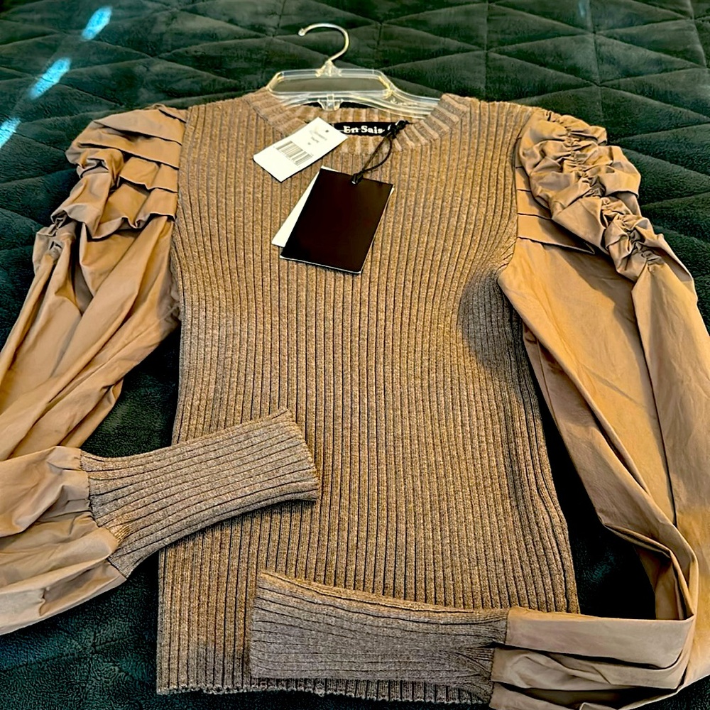 Brown light sweater with puffy sleeve